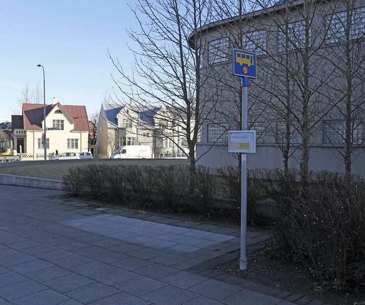 Á suðausturhorni Suðurgötu og Hringbrautar í Reykjavík. Hér var strætóskýli sem farið var að láta á sjá vegna sóðaskapar reykingafólks.