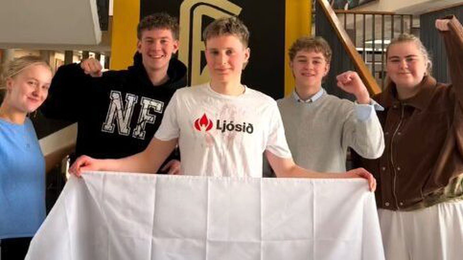 Hljóp heilt mara­þon­hlaup á göngum skólans síns