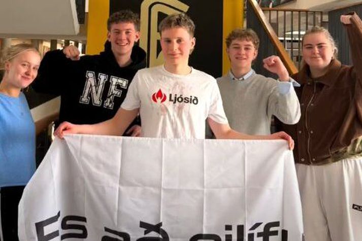 Denas, nemandi í Fjölbrautaskóla Suðurnesja, fagnar árangri sínum með stuðningsfólki.