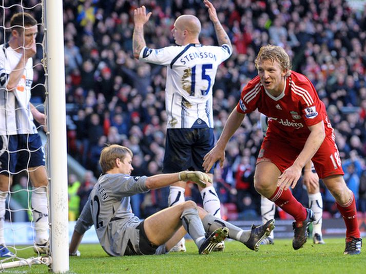 Dirk Kuyt  skorar hér markið sitt í dag en það má sjá Grétar Rafn Steinsson í bakgrunninum.