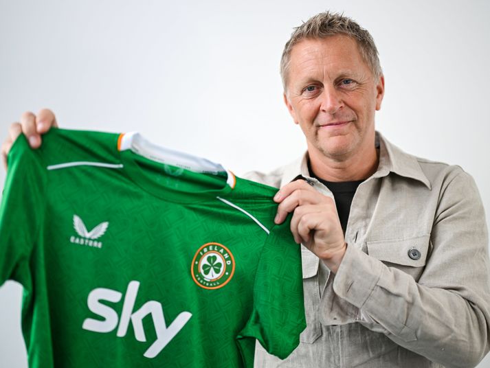 Heimir Hallgrímsson með írsku landsliðstreyjuna.