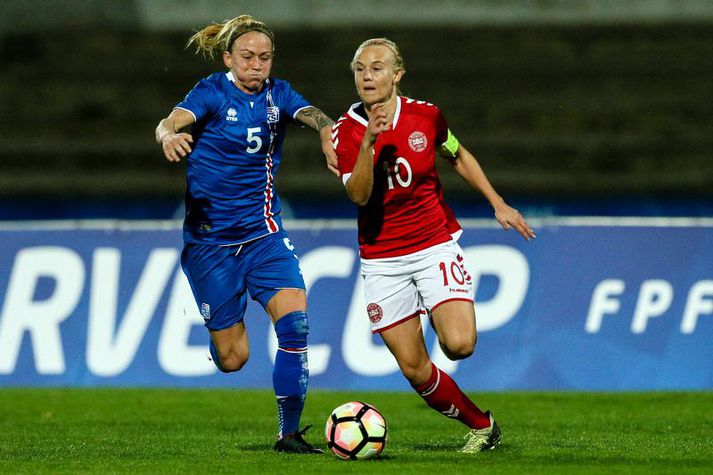 Gunnhildur Yrsa Jónsdóttir í baráttunni við Pernille Harder í fyrri leiknum við Dani