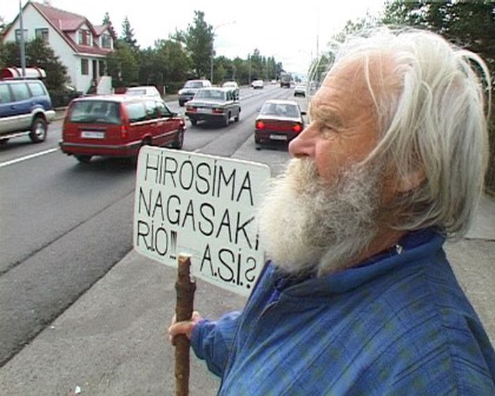 Helgi Hóseasson stóð jafnan á gatnamótum Langholtsvegar og Holtavegar. Mynd/
