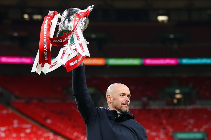 Erik ten Hag lyfti hér enska deildabikarnum eftir sigur Manchester United á Newcastle United á Wembley um síðustu helgi.