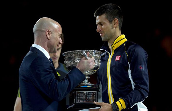 Agassi afhendir hér Djokovic verðlaun. Nú eru þeir byrjaðir að vinna saman og verður áhugavert að sjá hvernig það gengur.