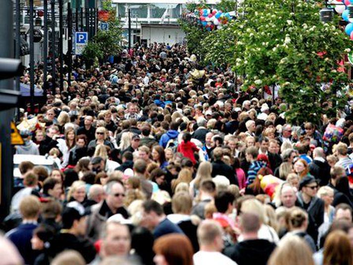 Tæplega 320 þúsund manns bjuggu á Íslandi í lok nýliðins árs.