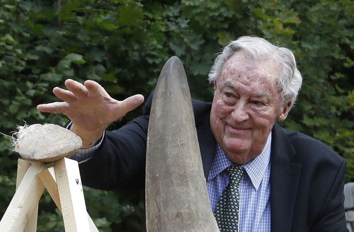 Richard Leakey vakti heimsathygli þegar hann brenndi stóran haug af fílabeinum árið 1989.
