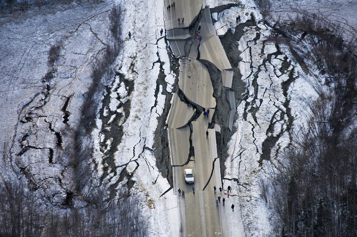 Ríkisstjóri Alaska segir að það muni taka langan tíma að gera við vegi ríkisins.