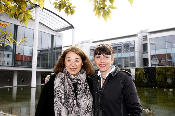 Judith Ehrlich ásamt Birgittu Jónsdóttur fyrir utan Ráðhús Reykjavíkur. Birgitta kemur fram í nýrri heimildarmynd Ehrlich.Fréttablaðið/Stefán