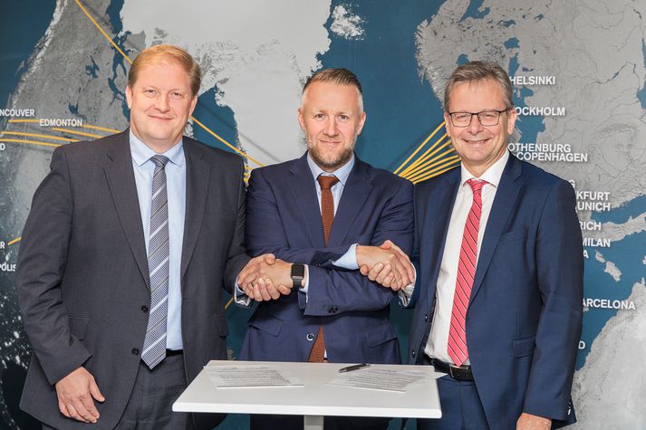 Háskólarektorarnir Ari Kristinn Jónsson og Jón Atli Benediktsson ásamt Birki Hólm Guðnasyni framkvæmdastjóra Icelandair við undirritun samstarfssamningsins.