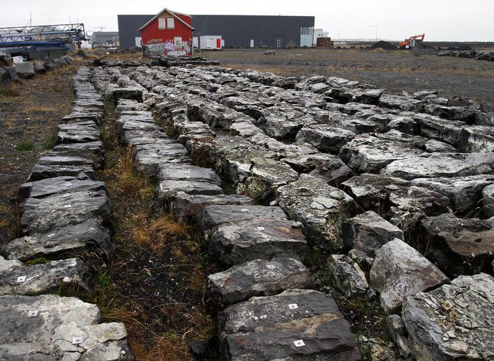 Grjótið úr hafnargarðinum bíður enn úti á Granda.