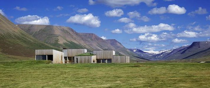 Hof vekur athygli. Það eru ekki síður ferðamenn en arkitektarmafían sem hefur áhuga á húsinu í Skagafirði.