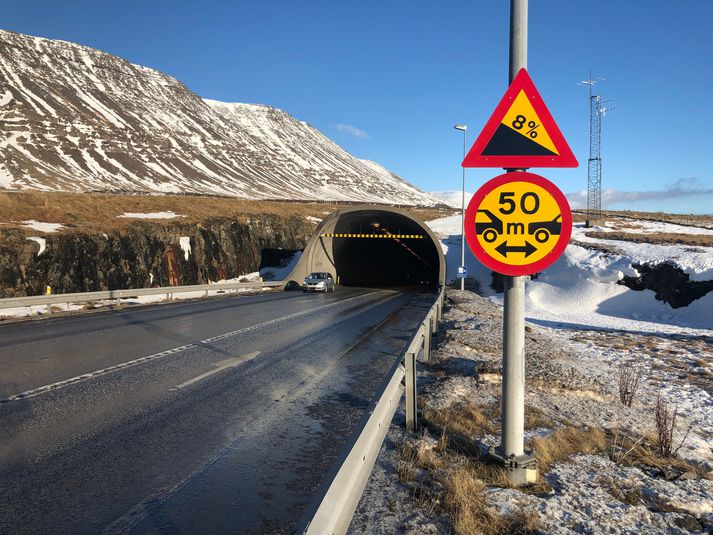 Annar bílanna var stöðvaður við norðurenda ganganna.