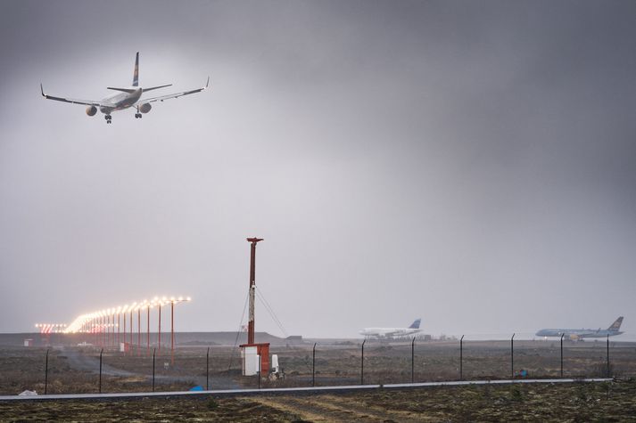 Um þriðjungur losunar á koltvísýringi í íslenska hagkerfinu er vegna flugreksturs.