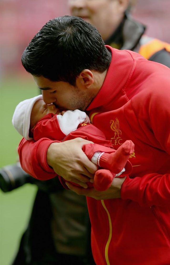 Suarez kyssir tíu daga gamlan son sinn Benjamin.
