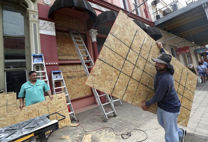 Íbúar Galveston undirbúa sig fyrir Láru.