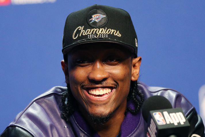 Jalen Williams var mjög glaður á blaðamannafundi eftir sigur Oklahoma City Thunder í úrslitaleiknum um NBA titilinn. 