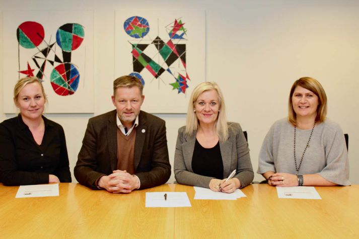 Frá undirritun samninga í dag. Þorbjörg Sigríður Gunnlaugsdóttir, aðstoðarmaður ráðherra, Þorsteinn Víglundson ráðherra, Rakel Sveinsdóttir formaður FKA og Guðrún Ragnarsdóttir verkefnastjóri Jafnvægisvogarinnar