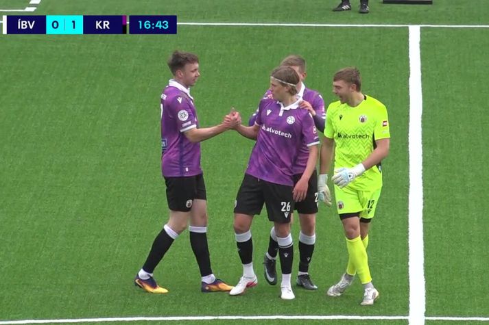 Liðsfélagar fagna Hrafni Tómassyni eftir neglu hans.