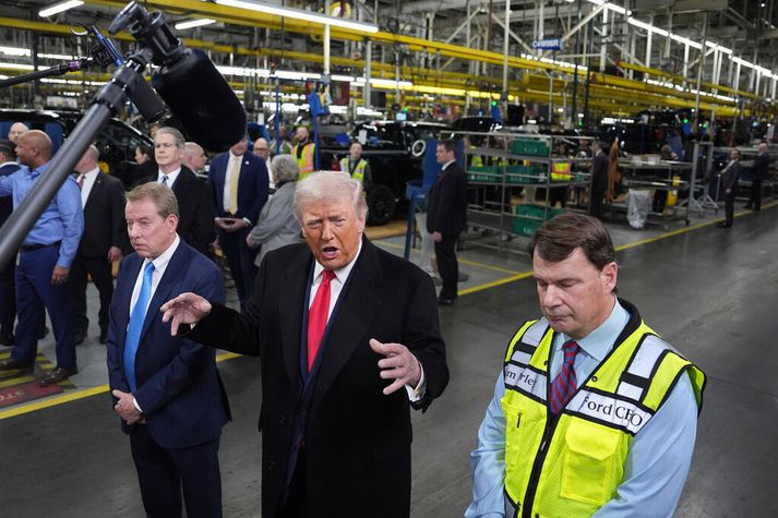 Trump Bandaríkjaforseti sést hér í umræddri verksmiðjuheimsókn í dag að ræða við stjórnarformann og forstjóra Ford.