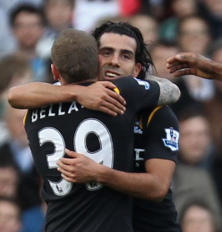 Bellamy og Tevez faðmast.