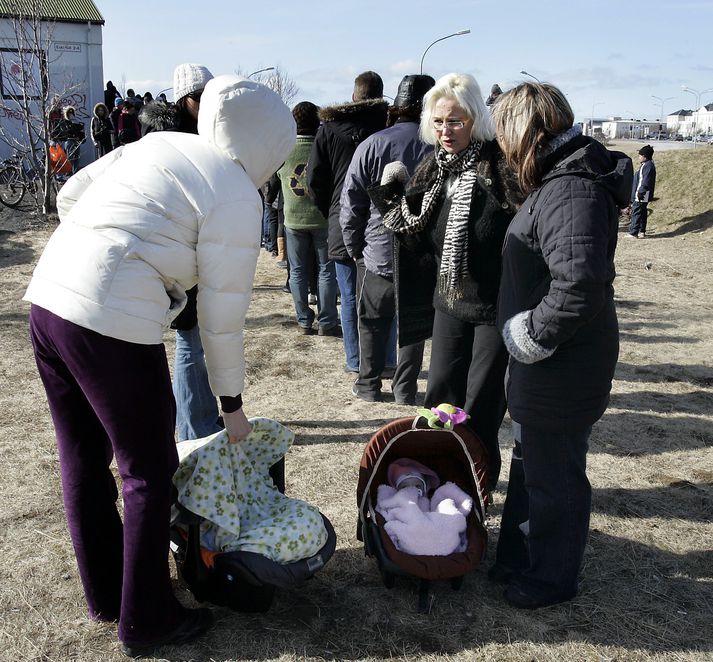 Margir sem settu inn athugasemdir sögðu hjálparstarf vera réttu leiðina til að hjálpa fátækum fjölskyldum um jólin.