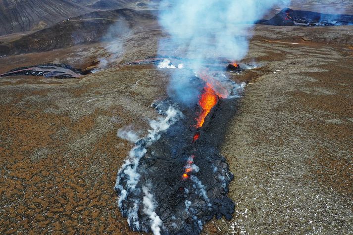 Nýja sprungan er fyrir miðri mynd en efst í hægra horni hennar má sjá hraunið sem komið hefur upp síðustu vikur.