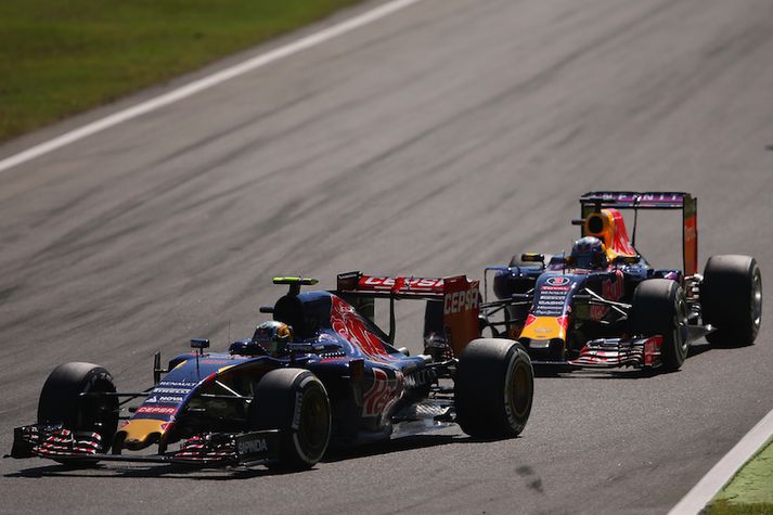 Carlos Sainz og Daniel Ricciardo glíma á brautinni.