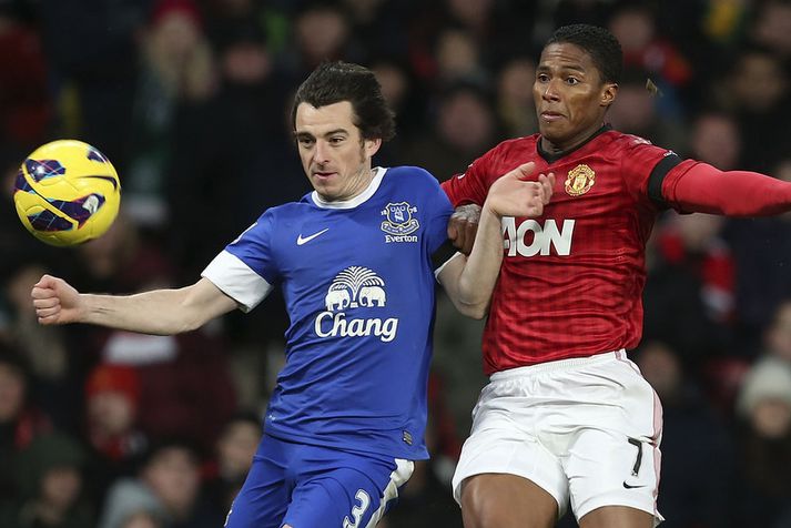 Leighton Baines í baráttunni við Antonio Valencia hjá United.
