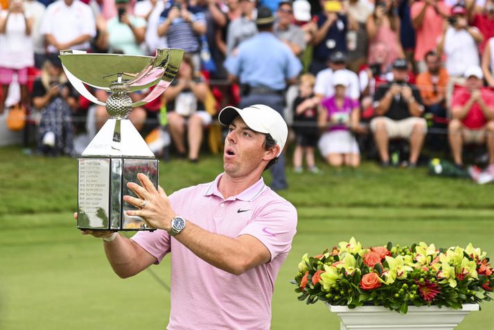 Rory McIlroy bregður á leik með FedEx bikarinn.