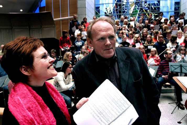 Gunnar Þórðarson við æfingar á verkinu fyrir frumflutninginn í vor ásamt Sigrúnu Hjálmtýsdóttur en hljóðritun og kvikmyndun á verkinu var gerð snemma í vetur.