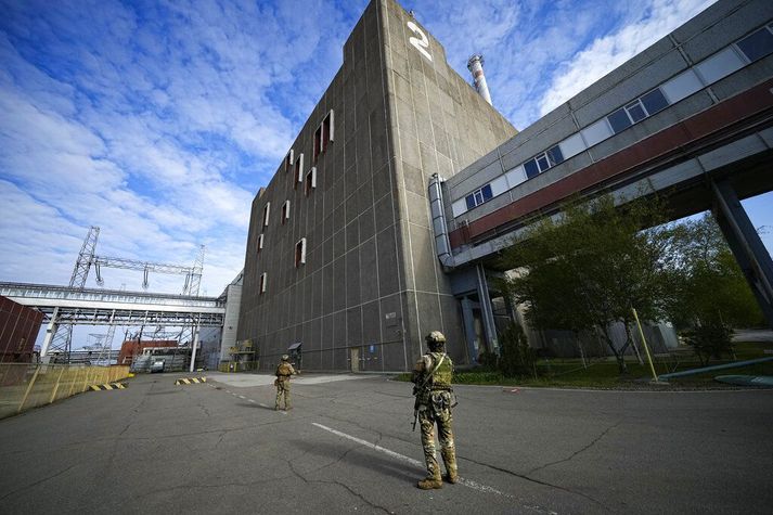 Rússneskir hermenn standa vörð við kjarnorkuverið.