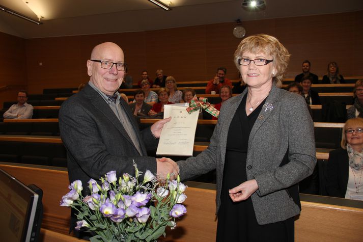 Kristín R.B. Fjólmundsdóttir afhendir styrk Thorvaldssensfélagsins.  Árni V. Þórsson, fyrrverandi yfirlæknir, veitt styrknum viðtöku.