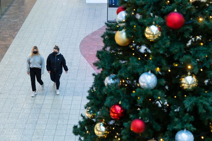 Grímuskylda er í verslunum og verslunarmiðstöðvum.