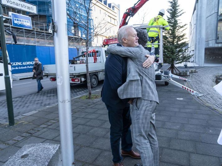 Fannar Jónsson, bæjarstjóri Grindavíkur og Dagur B Eggertsson, borgarstjóri féllust í faðma við ráðhús Reykjavíkur í dag.