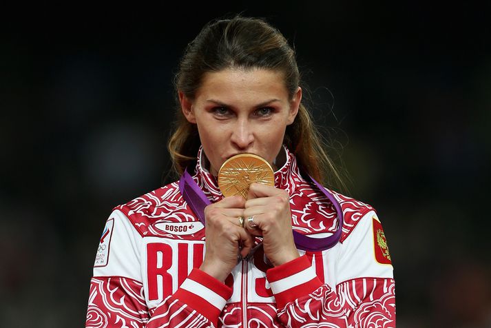Anna Tsjitsjerova með ÓL-gullið sem hún vann í London 2012. Hún heldur því en missir ÓL-bronsið frá 2008.