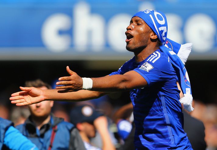 Drogba fagnar fjórða Englandsmeistaratitli Chelsea.