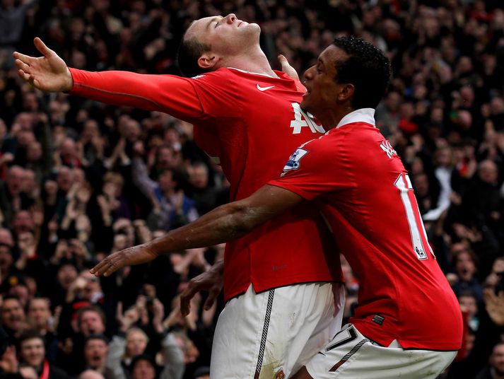 Wayne Rooney fagnar sigurmarki sínu með Nani.