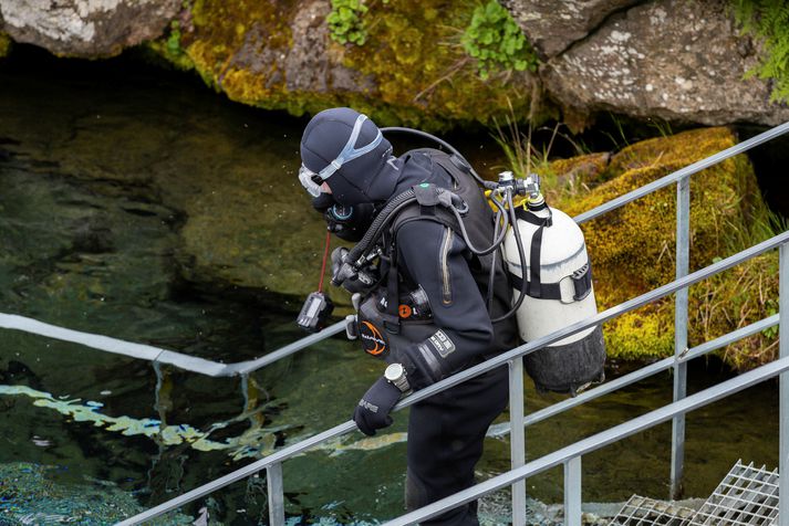 Ekki fylgir sögunni hvernig viðkomandi reyndi að ná peningum upp úr gjánni.