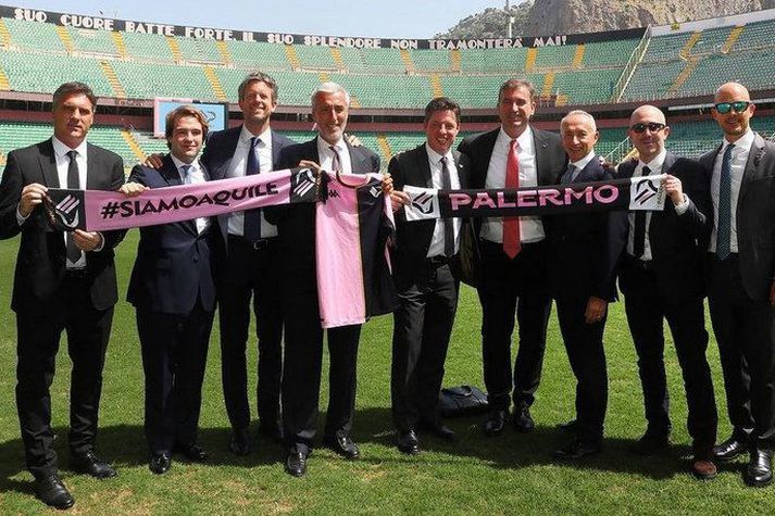 Nýir eigendur fögnuðu með gamla eigandanum á Stadio Renzo Barbera leikvanginum í Palermo.