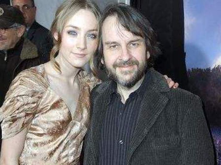 Rísandi stjarna og kóngurinn Peter Jackson var nánast tekinn í guðatölu eftir þríleikinn um Hringadróttinssögu. Hér er hann ásamt aðalleikkonu myndarinnar, Saoirse Ronan.NordicPhotos/Getty