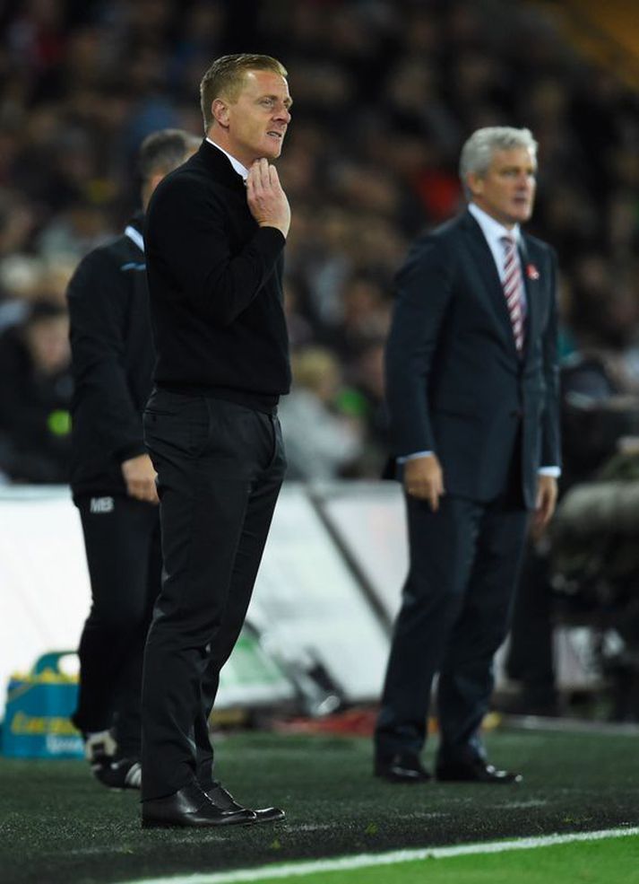 Garry Monk og Mark Hughes á hliðarlínunni í kvöld.