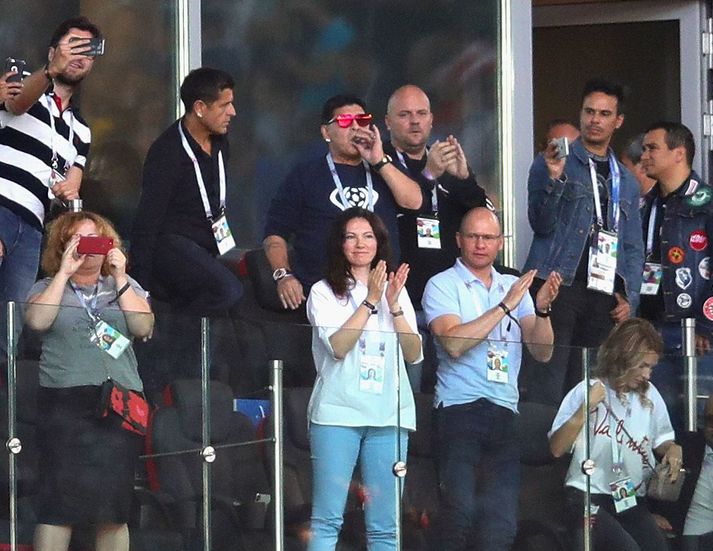 Diego Maradona fylgdist með leik Íslands og Argentínu í Moskvu á HM 2018. Hann var í miklum ham í stúkunni og púaði m.a. sveran vindil þrátt fyrir reykingabann á leikvanginum. 