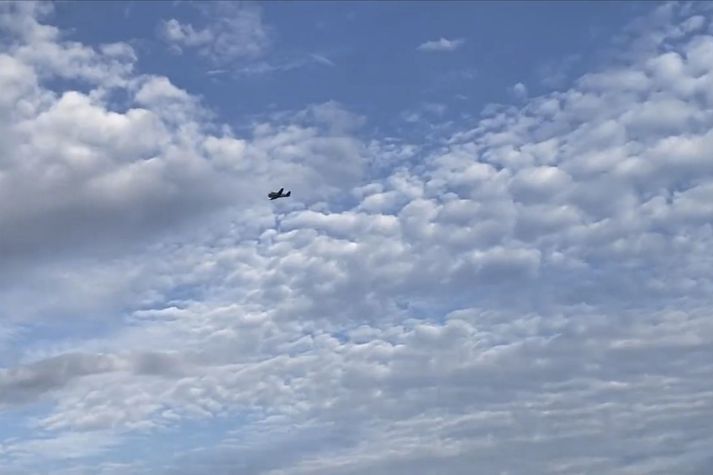 Sjá má glitta í flugvélina, sem er af gerðinni Beechcraft King Air C90A, á miðri mynd.