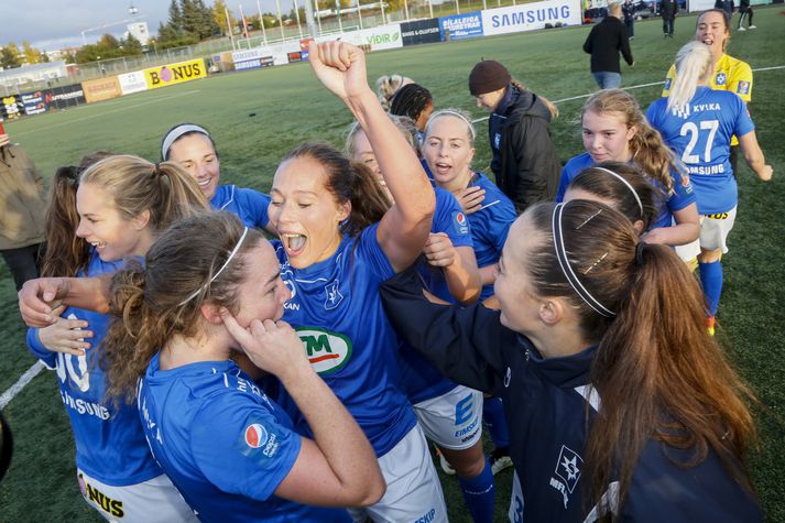 Ásgerður Stefanía Baldursdóttir fagnar Íslandsmeistaratitlinum með félögum sínum í Stjörnunni síðasta haust. Hún verður fjarri góðu gamni í sumar þar sem að hún er ólétt.