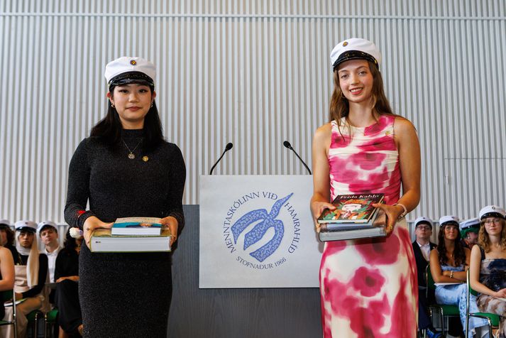 Yi Ou Li, dúx skólans, og Anna Valgerður Káradóttir semidúx.