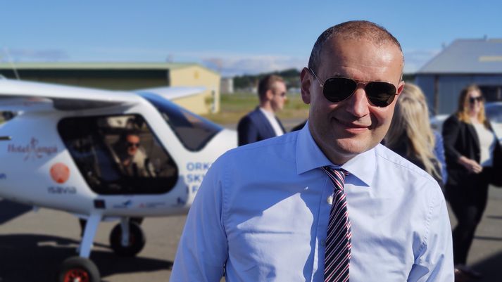 Prezydent Islandii po locie elektrycznym samolotem