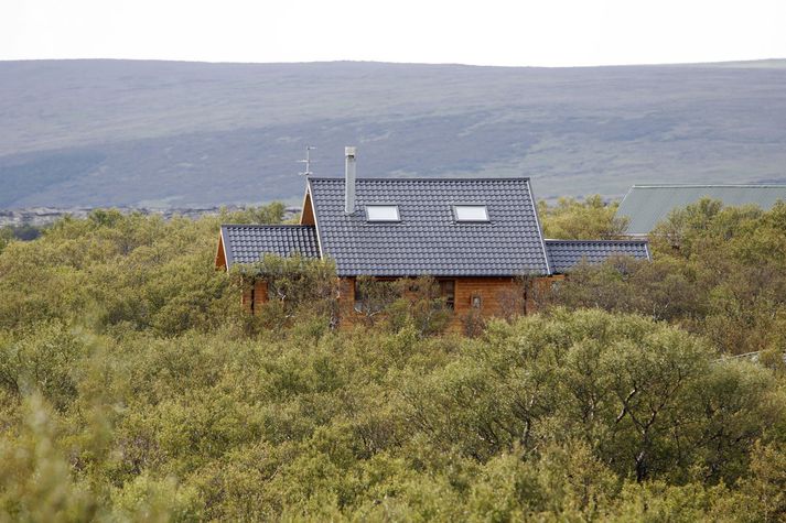 Brotist hefur verið inn í bústaði í Skorradal, Hvalfirði og Munaðarnesi.