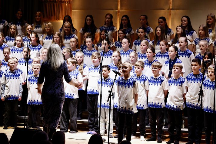 Nokkrar litlar stjörnur fengu tækifæri til að stíga framar á sviðið og taka einsöng.