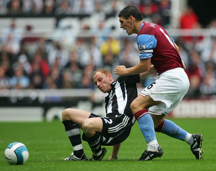 Nicky Butt hjá Newcastle og Gareth Barry hjá Aston Villa berjast hér um boltann í leik liðanna í dag.